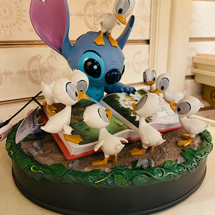 Figurine Stitch et son livre - Disneyland Paris